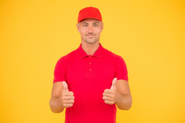 货运运输。完美的交付。快递员黄色背景。快递服务。邮政包裹包。交付本空间。收银员店员。“黑色星期五”。免费服务图片下载