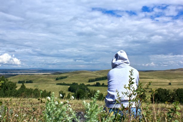 女孩欣赏美丽的全景，南乌拉尔旅行图片下载