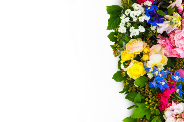 白色背景上的花组成。俯视图，平放。副本的空间。生日，母亲，情人节，女人的，婚礼的概念。玫瑰,飞燕草,牡丹图片下载
