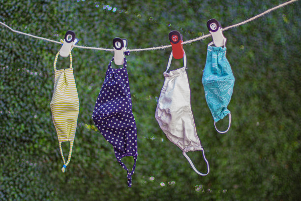 在户外晾晒可重复使用的家庭口罩，用晾衣夹挂在晾衣绳上。图片下载