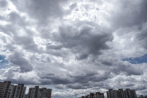 公寓大楼在美丽的云彩的背景下。高层建筑是用人们居住的面板结构建造的。库存图片背景图片下载
