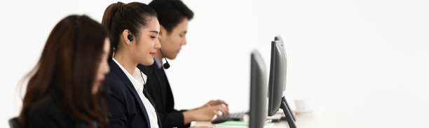 年轻的商务电话和视频呼叫中心团队为客户提供耳机服务。图片下载