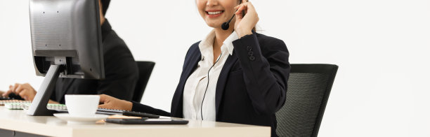 年轻的亚洲女性在商务客户服务部，白色背景的电话耳机。图片下载