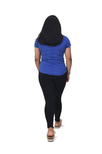 白色背景上的拉丁女人的全貌图片下载