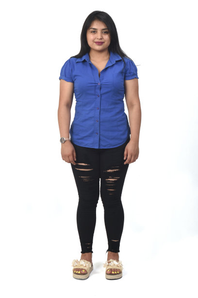 白色背景上的拉丁女人的全貌图片下载