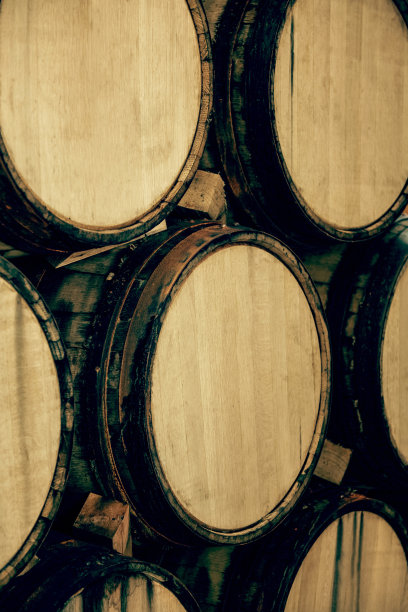 酒桶堆放在酿酒厂的老地窖里。图片下载