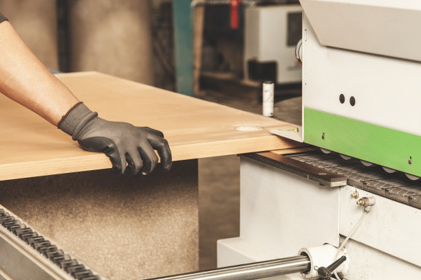 木匠在车间里加工木材的细节图片下载