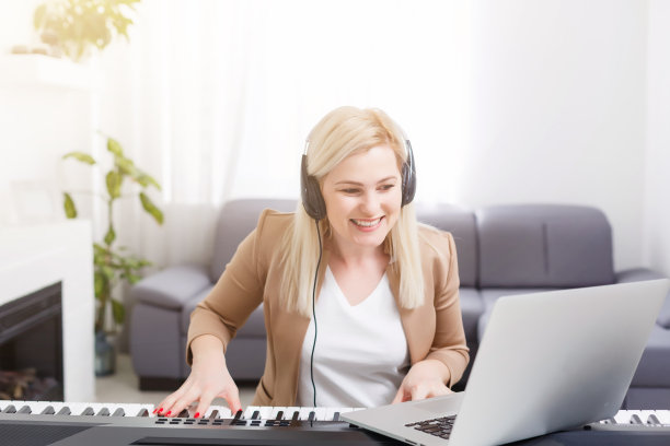 和朋友视频聊天，放音乐的女人图片下载