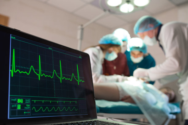 在手术室监测患者心电图和血氧饱和度。图片下载