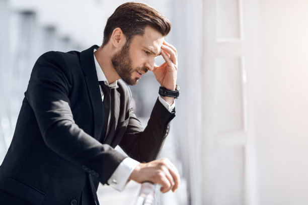 紧张的商人在机场等待航班延误和取消图片下载