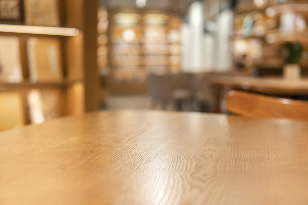 书店里书架旁边的一张书桌图片下载