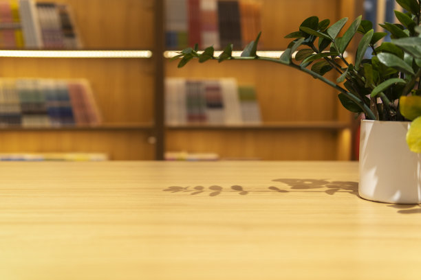 书店里书架旁边的一张书桌图片下载