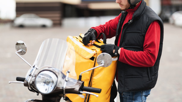 不可辨认的快递打开递送背包与食物户外，裁剪，全景图片下载