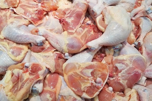 超市里的生鸡腿。图片下载