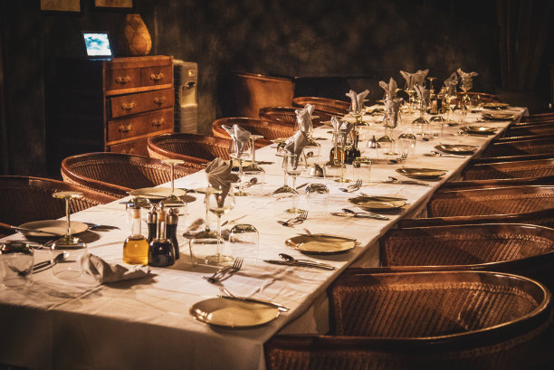 在波斯瓦纳的奥卡万戈三角洲的豪华狩猎营地中设置的餐桌图片下载