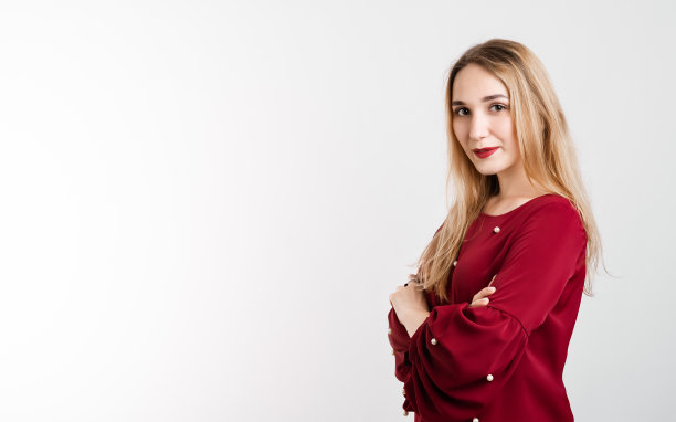 爱，关怀温柔的概念。迷人的欧洲年轻女人站立，双臂交叉在胸前，在白色背景上。复制您的文字空间图片下载