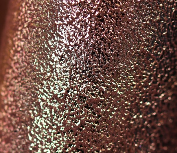 在面料市场上发现的不同颜色的布料和织物样品的详细近距离查看图片下载