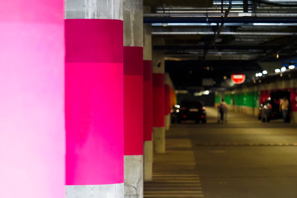 商场的地下停车场。车库图片下载