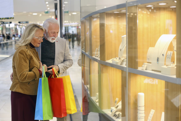 老夫妇在看珠宝图片下载