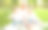 孩子们和奶奶玩得很开心。年长的妇女展示家庭相册图片下载
