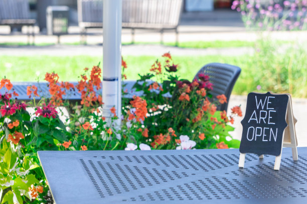 我们在露天咖啡馆的黑板上题字图片下载