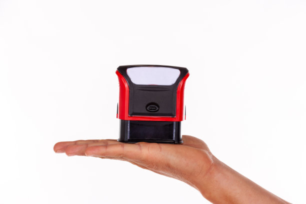 手里拿着邮票的男人图片下载