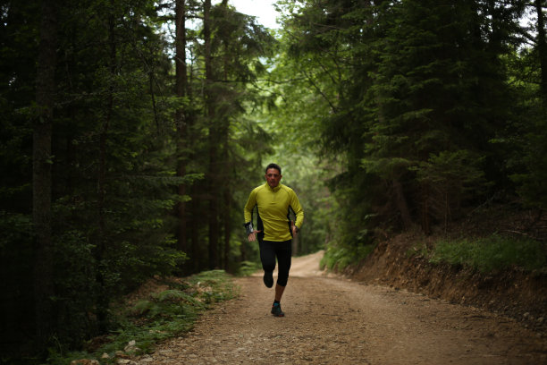 人类在森林里奔跑图片下载