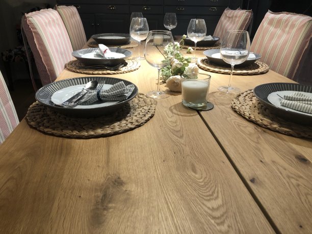 为客人准备的餐桌图片下载