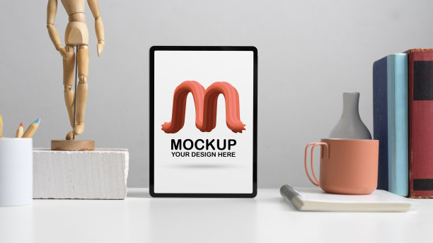 工作台与模拟平板，文具，书，马克杯和装饰在家庭办公室图片下载