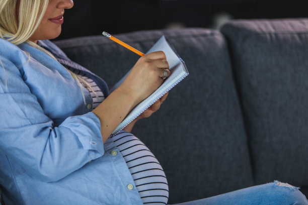 孕妇腹部写日记记录她的一天图片下载