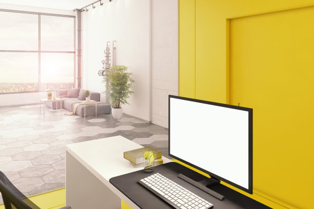 办公室内部桌子上空白的电脑显示器图片下载