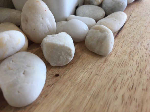 桌上有白色的石头图片下载