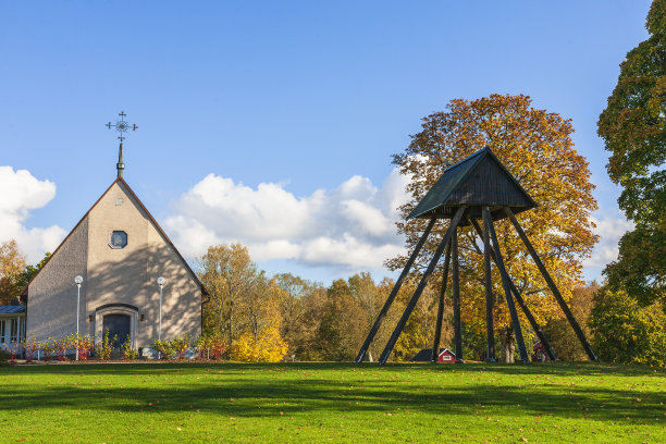 秋天有钟楼的教堂图片下载