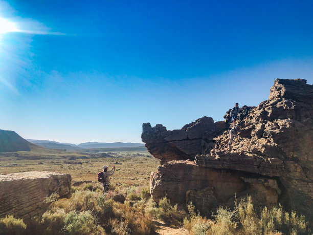 母亲在一块大石头上给孩子们拍照图片下载