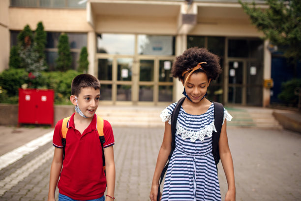 上学的孩子图片下载