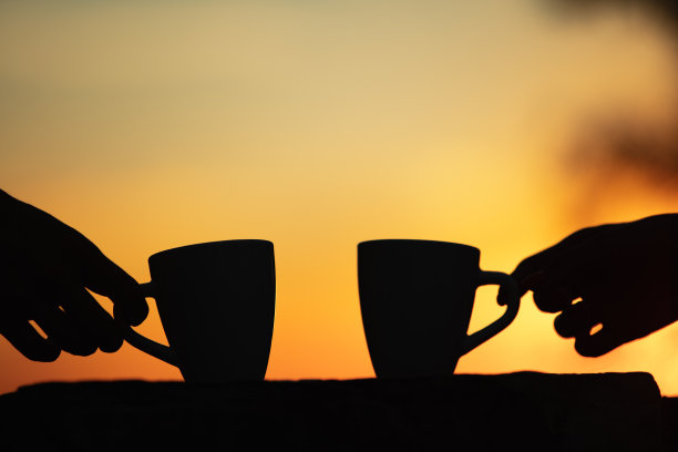 朋友喝咖啡在日出时分，清晨。图片下载