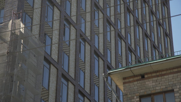 在城市中建立外部砖公寓阁楼的一般白天时间。图片下载