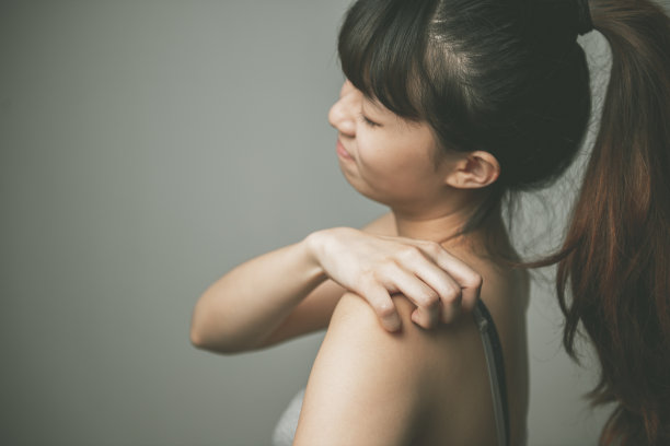 女人脖子疼，肩膀疼图片下载