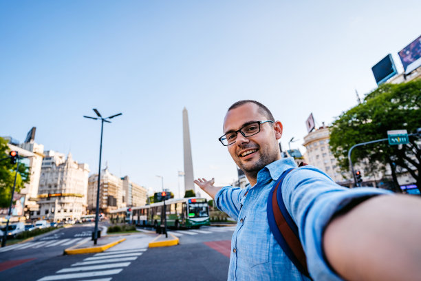 男子在布宜诺斯艾利斯的方尖碑上自拍图片下载