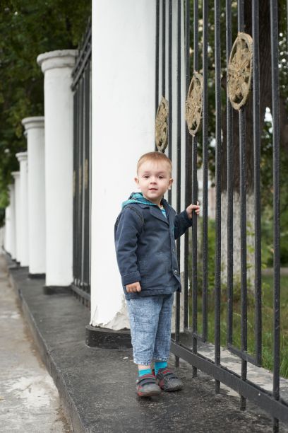 年轻的男孩。可爱的金发。图片下载