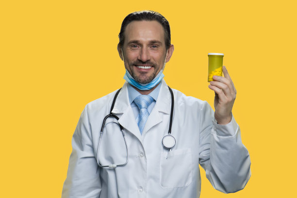 快乐成熟的医生展示了一瓶药丸。图片下载