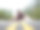 一对亚洲夫妇背靠背坐在道路中心线上。雾天山上的路。图片下载