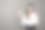 美丽聪明的女人在工作室拿着灯泡图片下载