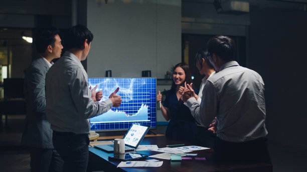 亚洲的商务人士开会，头脑风暴的想法，进行业务演示，项目同事一起工作在小型现代化的夜间办公室。图片下载