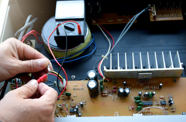 万用表在工程师手中图片下载