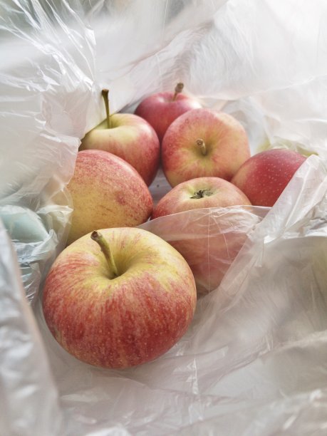 苹果水果装在塑料袋里图片下载