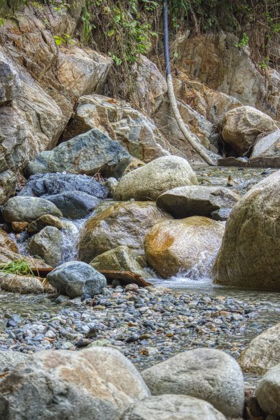 小水流过岩石图片下载