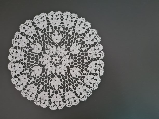 在灰色表面上圈花边图片下载