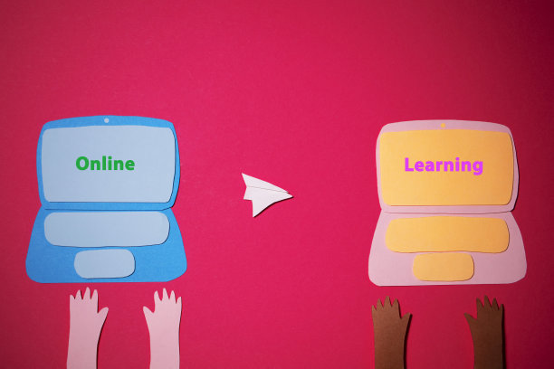 两台手工制作的笔记本电脑是用彩色纸在红色背景上剪出来的图片下载