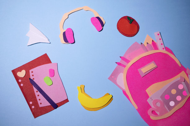 手工制作的学习用品、背包、耳机和用彩纸剪下来的水果图片下载